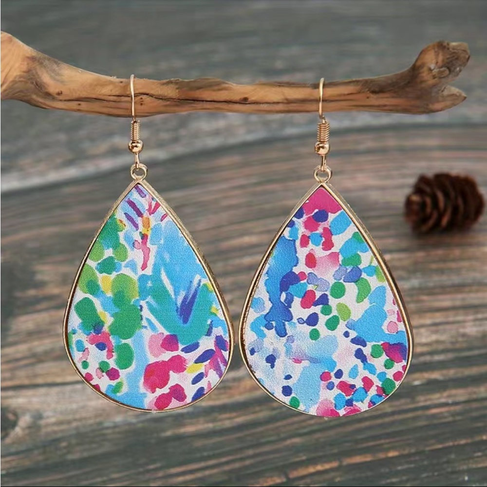 🪫1 left! NWT Colorful bright teardrop gold tone faux-leather resort earrings new